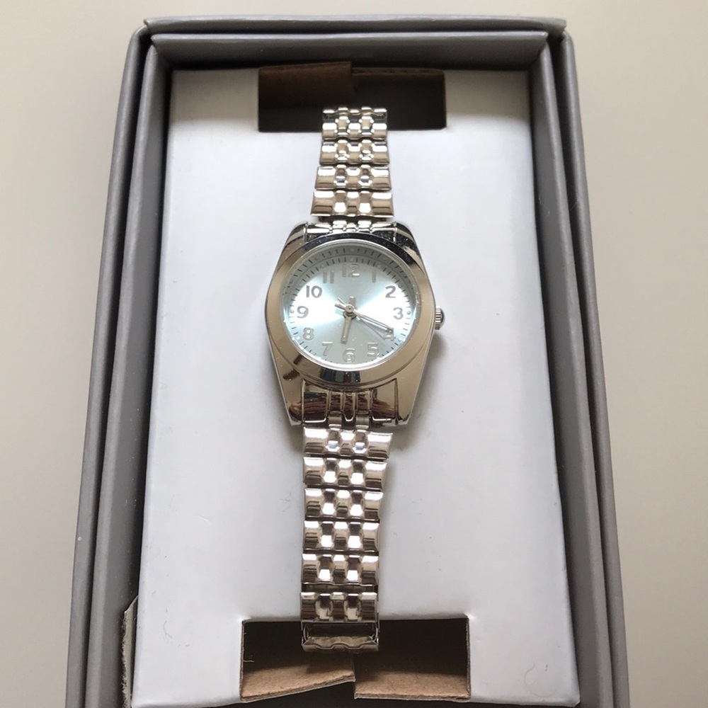 3/35✨ Silver Watch